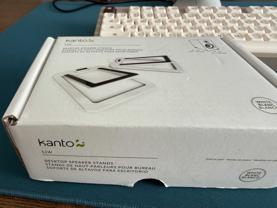 Kanto S2W – nowe białe podstawki pod głośniki, para