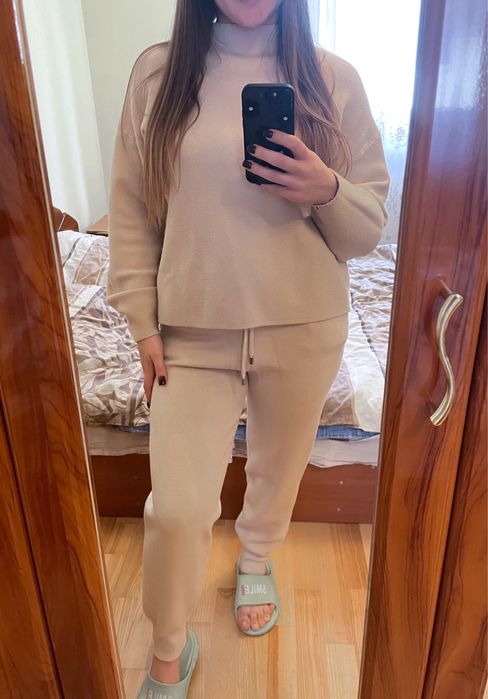 Трикотажний костюм молочного кольору. Італія Lara . Розмір С/М