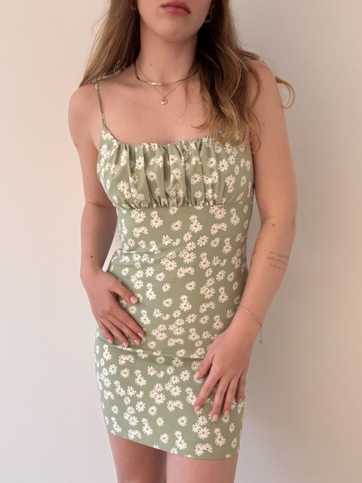 mini sukienka w kwiatki szałwiowa zielona outfitbook