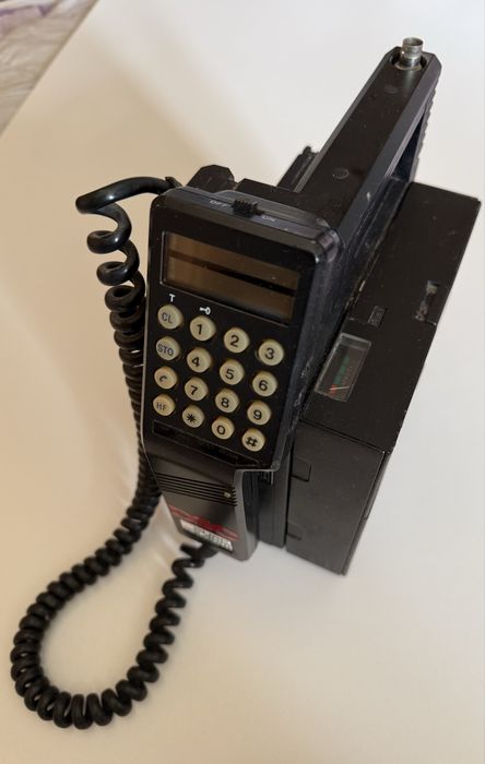 Zabytkowy telefon Nokia przestrojony na pasmo amatorskie do pracy z Icom Yaesu