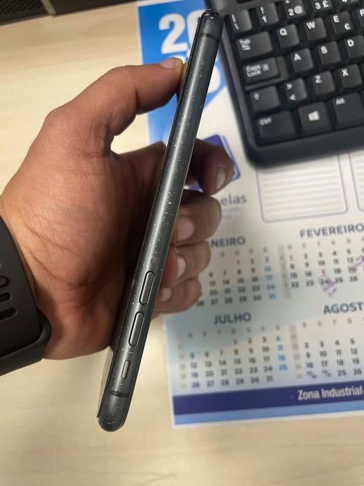 Iphone 11, nunca aberto, tela sem nenhum danificado obs: bateria 69%