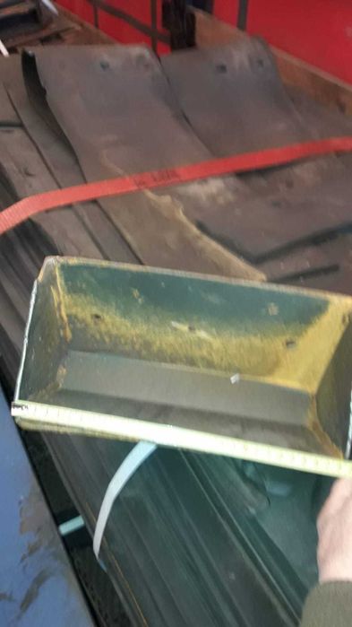 Kubełki , czerpaki z przenośnika taśmowego