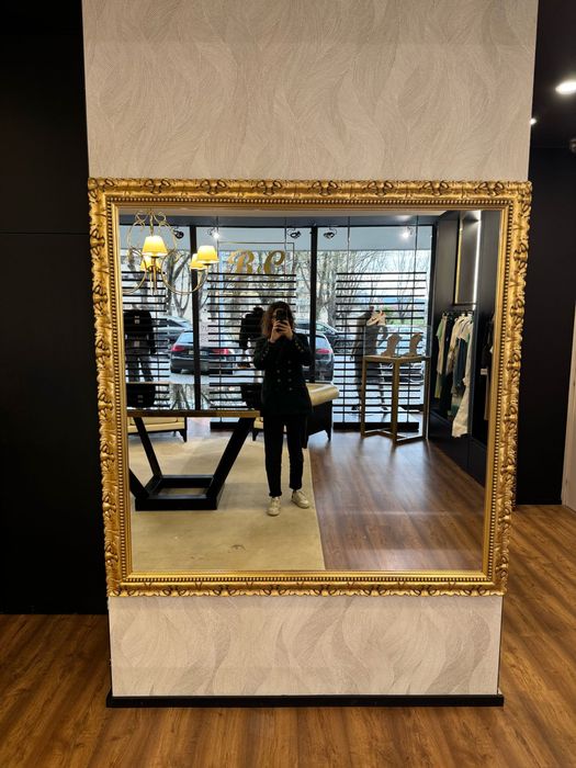 Espelho com moldura em madeira em dourado