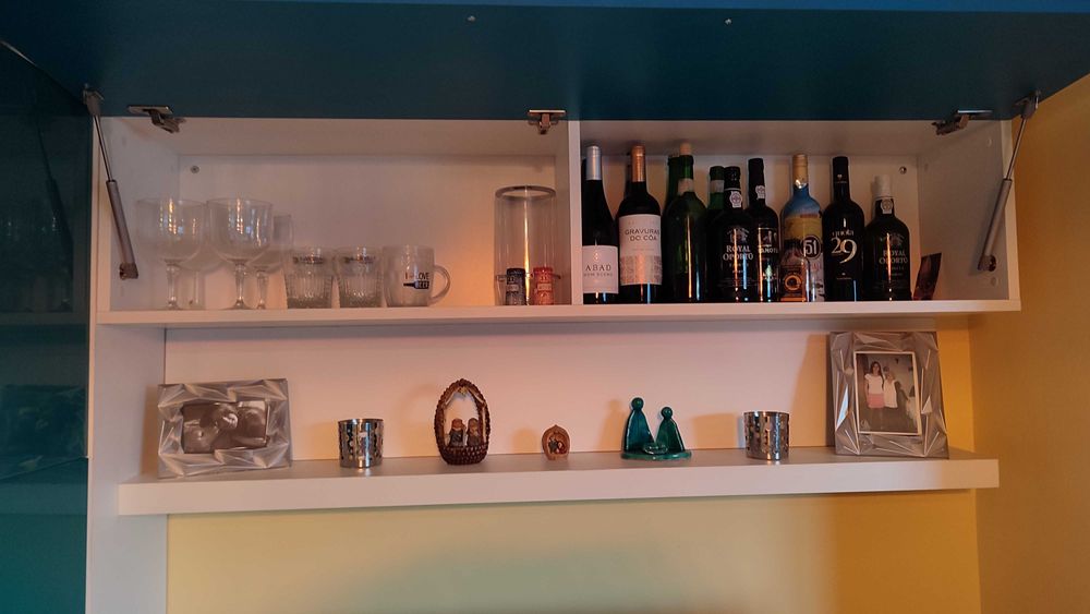 Móvel da sala azul turquesa e branco em excelente estado