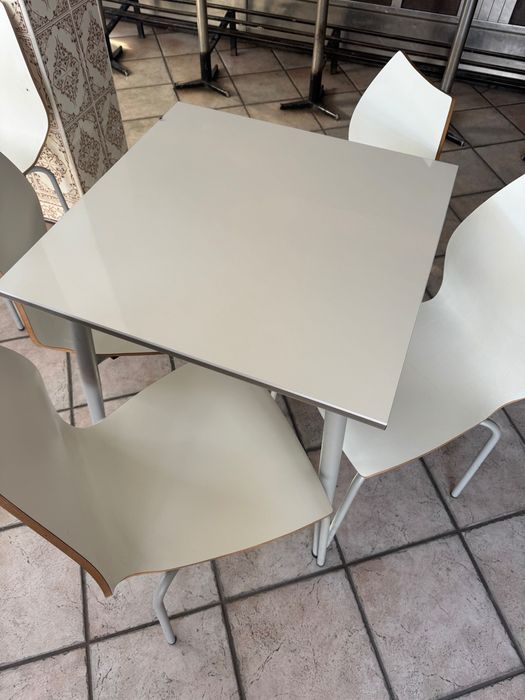 Conjunto de 1 mesa e 4 cadeiras 250€