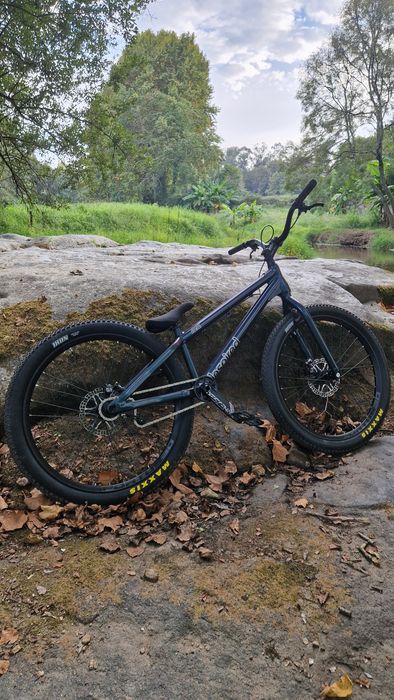 Bicicleta street trial inspered hex team 2025