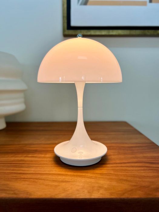 Candeeiro mesa Louis Poulsen em branco