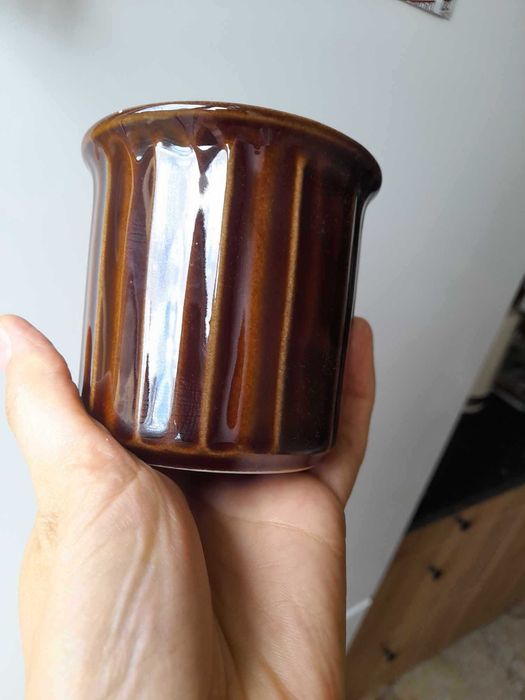 Kubek czekoladowy brąz bez ucha w paski porcelit Pruszków