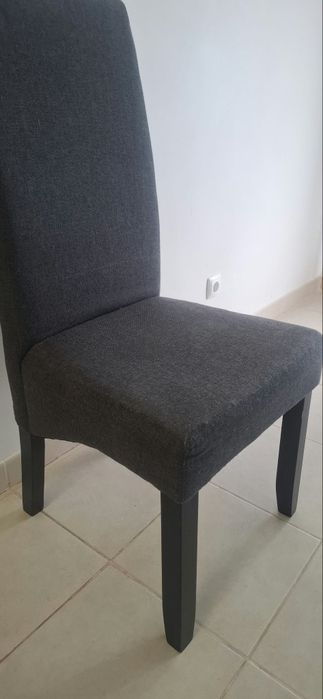 Mesa de jantar em vidro com 4 cadeiras estofadas