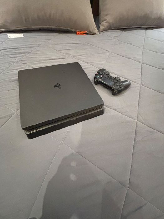 PlayStation 4 com comando incluído