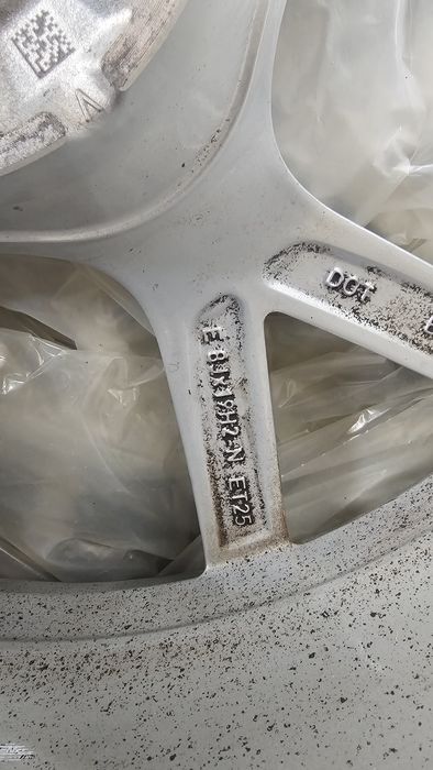 Jantes originais com pneus Audi RS3 8Y