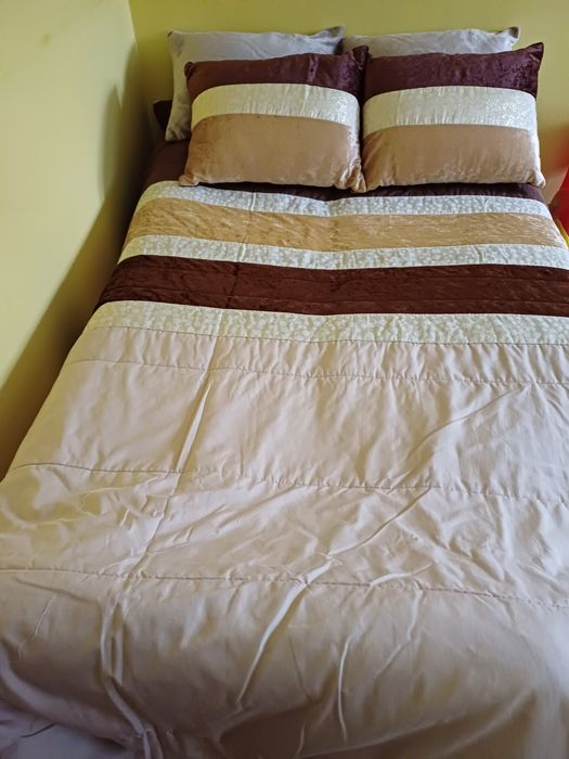 Coberta cama de casal +4 almofadas. 15 euros.