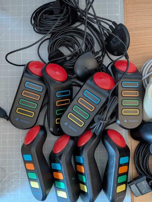 PS 2 Slim+Comandos+Microfones+Comandos Buzz+Cartões Memória+20 Jogos