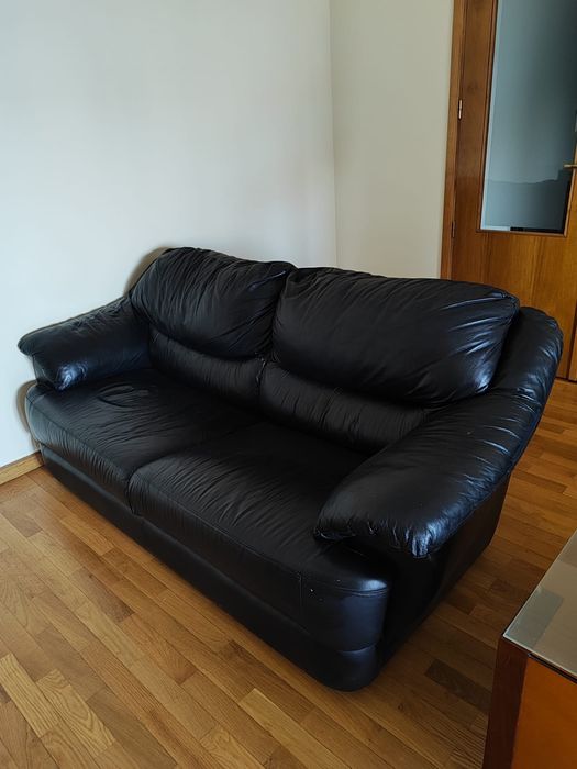 Sofa e dois cadeirões de pele preta