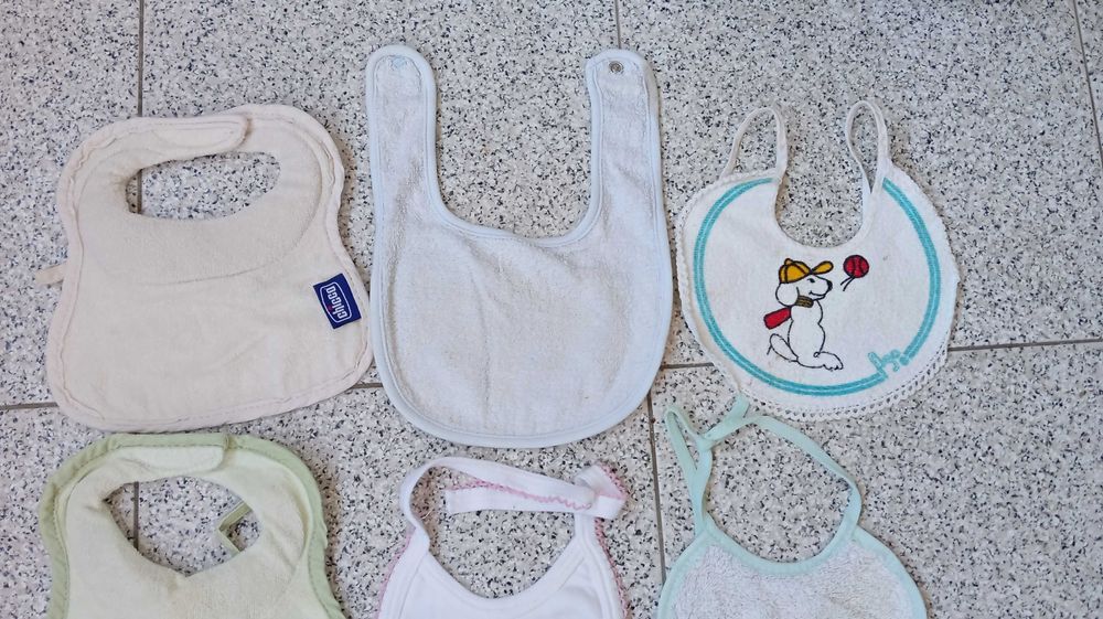 Várias babetes de bebé