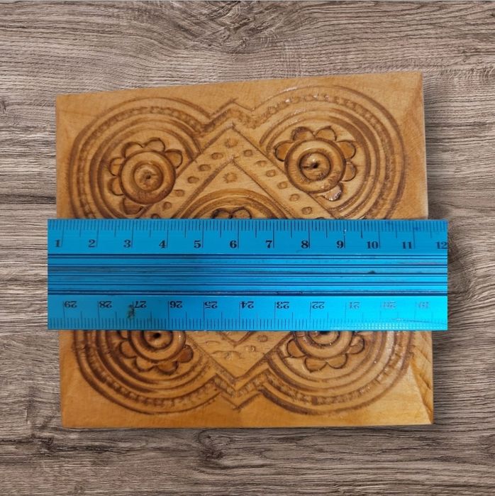 Дерев'яна різьблена скринька.  11,5 ×11,5