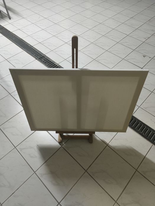 Unopened Canvas with Easel64387425281027120