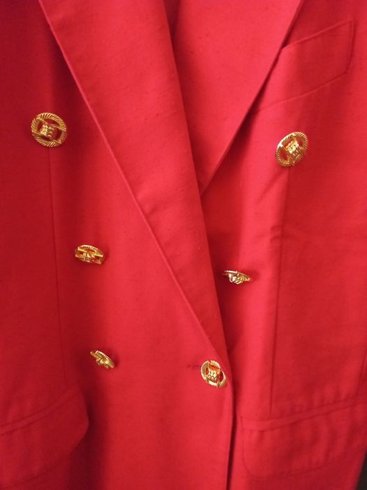 Blazer alinhado vermelho com botões dourados