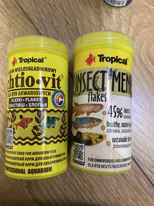 Dwie pudełka pokarmu dla ryb tropical.