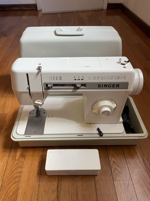 Maquina de costura SINGER portatil e eletrica como nova