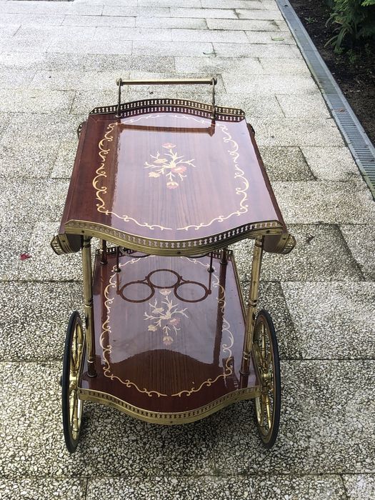 Carrinho em Madeira com Detalhes em Dourado