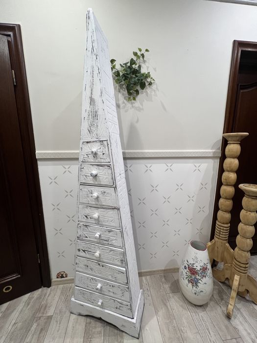 Ciekawa drewniana szafka