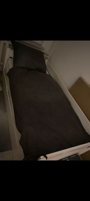 Łóżko z materacem