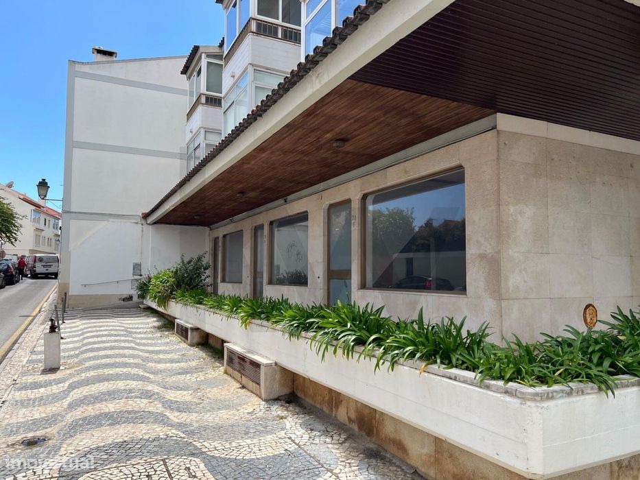 Amplo Espaço Comercial à VENDA no Centro Histórico de Cascais — A Dois