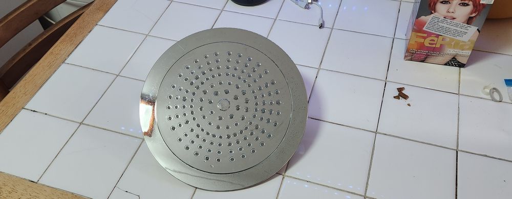 Chuveiro de 24cm USADO, pouco utilizado e em muito boas condições.