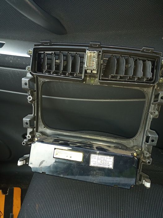 Suzuki Liana części różne,konsola środkowa z radiem