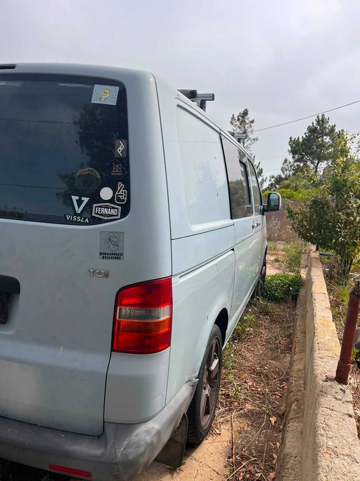 Volkswagen T5 1.9 TDI 2006 – Camper Van artesanal – Sem matrícula, caixa precisa de reparação