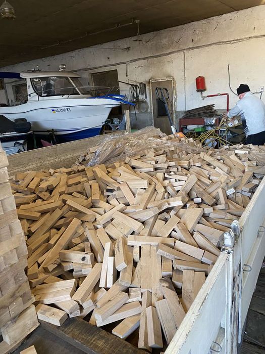 Сухі дубові дрова на піддоні