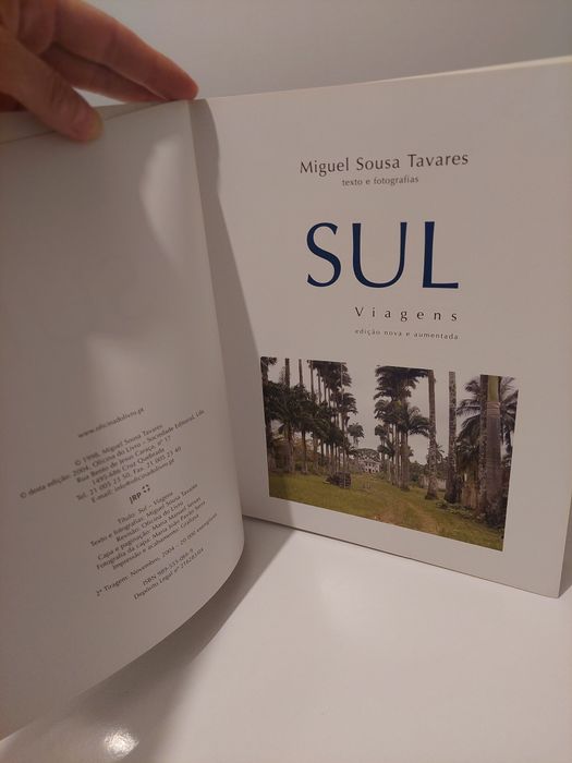 Livro  "Viagens" de Manuel Sousa Tavares