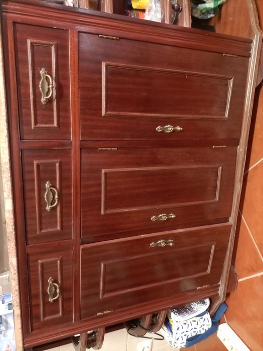 Sapateira em mogno