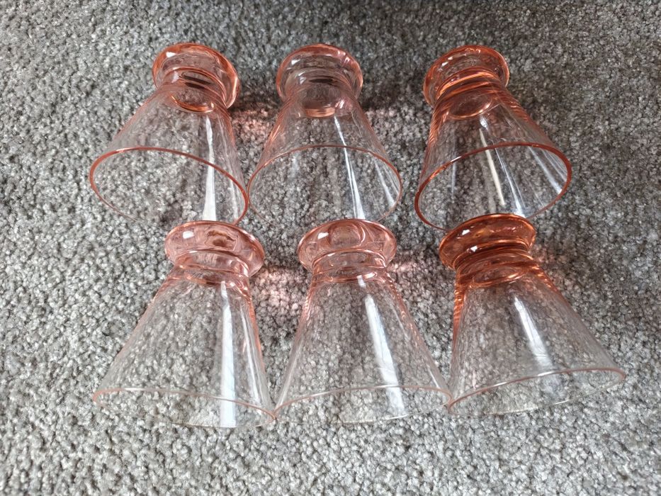 Kolekcjonerskie kieliszki do szampana Veuve Clicquot.