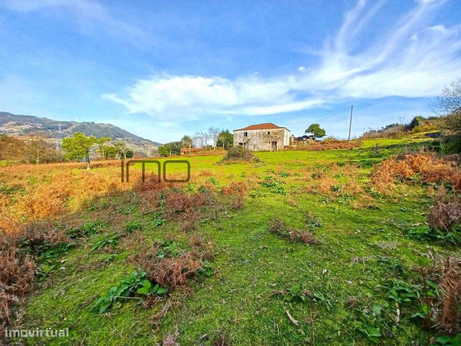 Quinta de 5.6 ha - Varias edificações, ribeiro e vista Douro