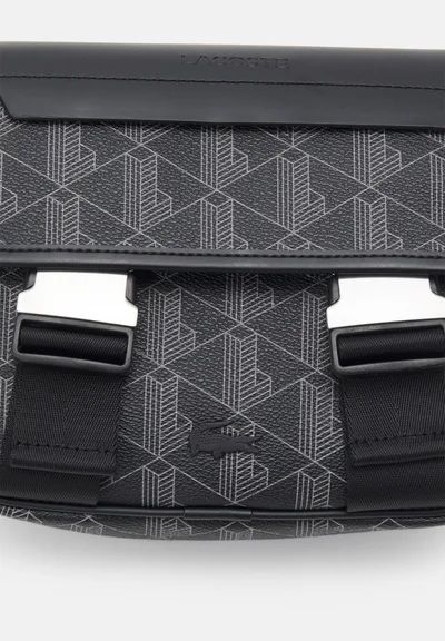Bolsa da Lacoste original. Le a discrição.