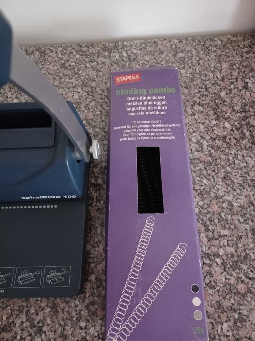 Máquina de encadernação de argolas com materiais extra