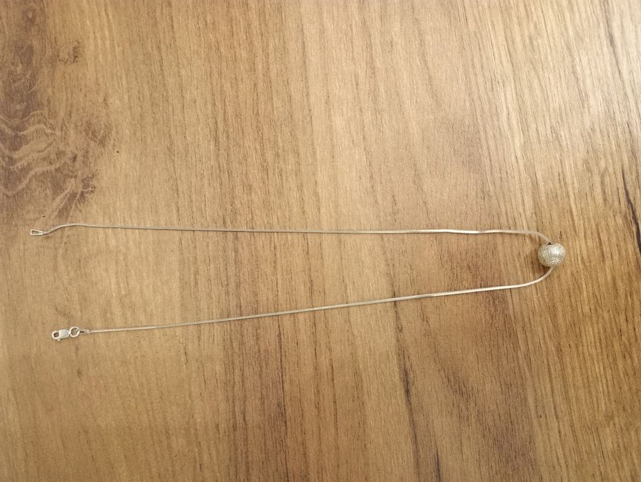 Srebrny łańcuszek z zawieszką w kształcie kuli