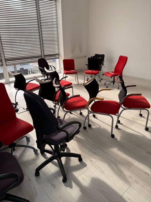 РОЗПРОДАЖ офісних меблів під ключ шафи столи стільці тумби крісла