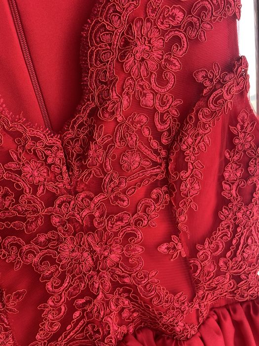 Czerwona rozkloszowana sukienka balowa z koronką elegancka weselna