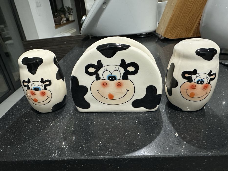 Conjunto pimenteiro, saleiro e porta guardanapos