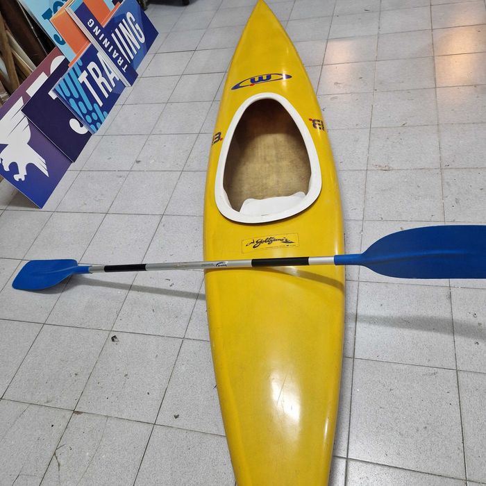Kayak amarelo em Fibra em bom estado mais pagaia