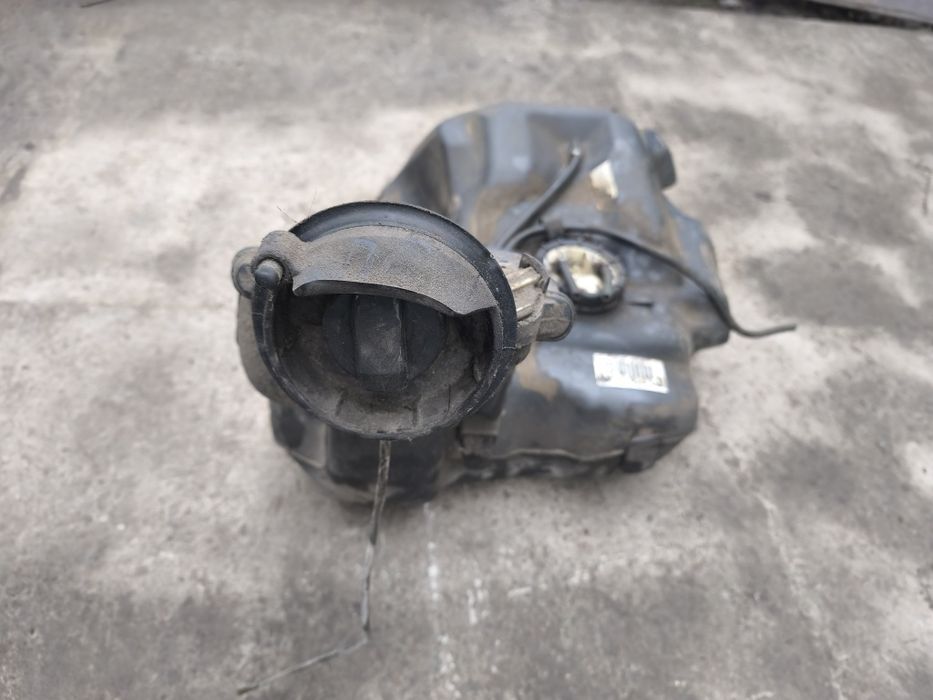 Продам бензобак на audi a4 b5