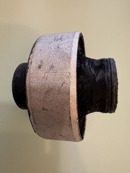 Два Сайлентблока передних нижнего рычага 3572401 Lemforder