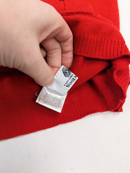 Vintage czerwony sweter ze złotymi guzikami M 100% wełna