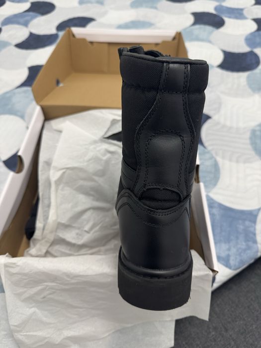 Botas militares meio cano em pele