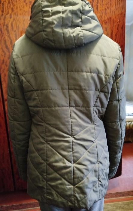 Весняна жіноча куртка