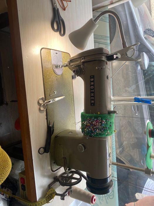 Máquina de Costura Industrial.Uma Corte e Cose e outra ponta direita