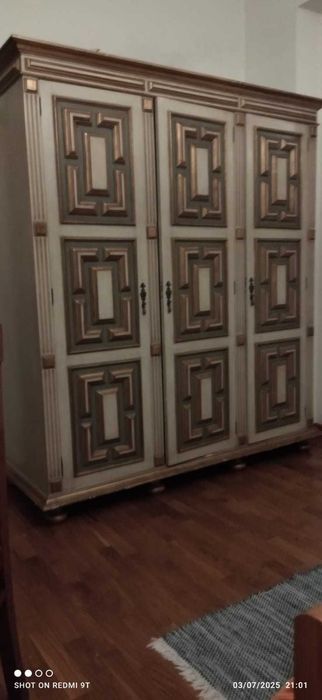 Roupeiro antigo lacado